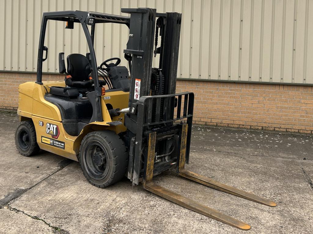 military vehicles for sale - Caterpillar DP30NT Forklift
